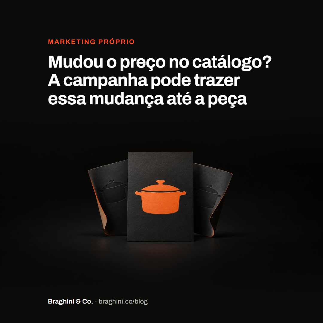 Peça de campanha com uma panela laranja em destaque diante de duas peças antigas recolhidas, sobre fundo quase preto.