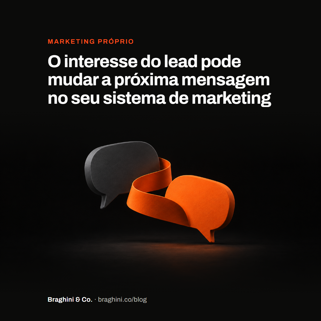 Uma fita laranja muda de direção entre dois balões de conversa sem texto, simbolizando mensagens que acompanham o interesse do cliente.