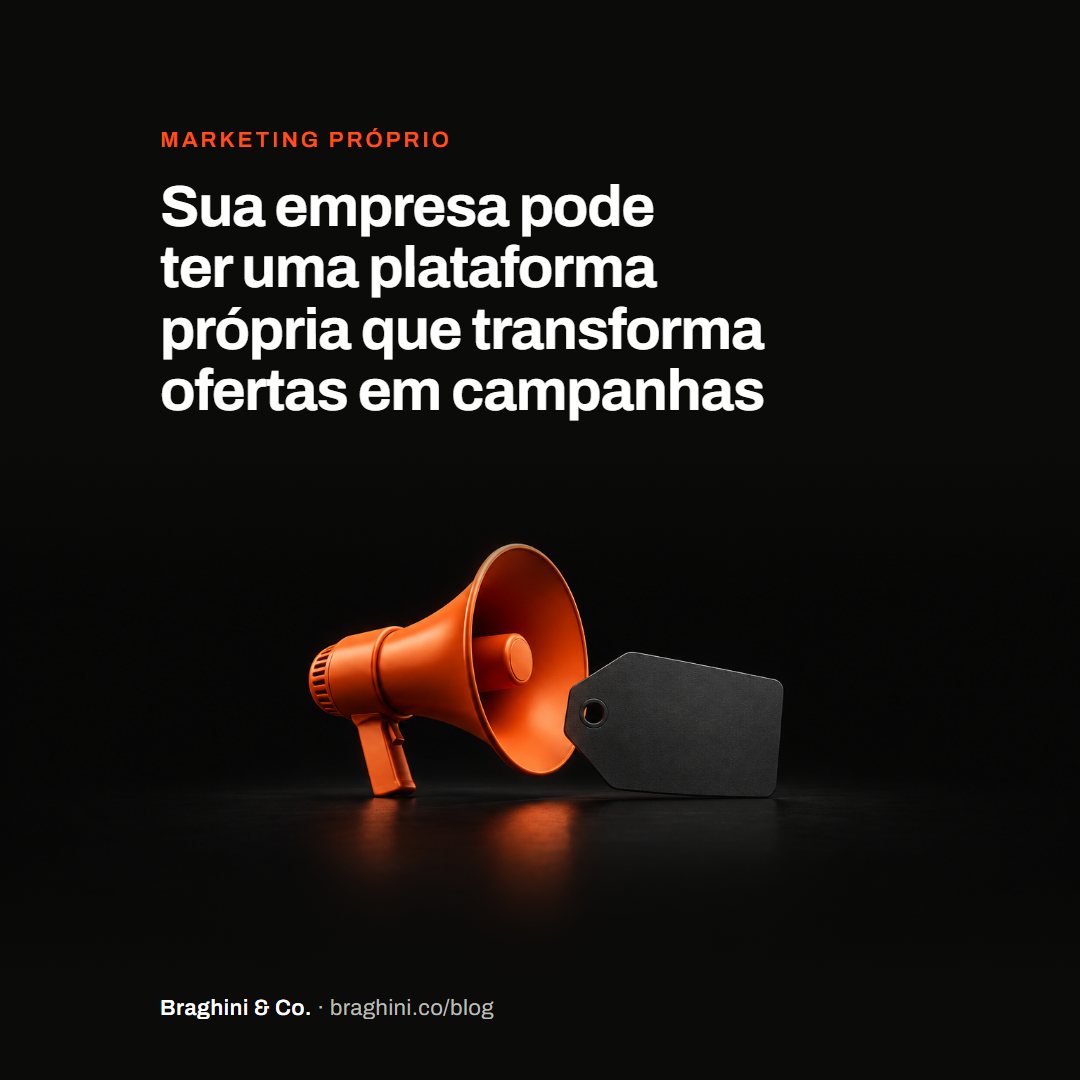 Megafone laranja ao lado de uma etiqueta escura sem inscrições, sobre fundo quase preto, simbolizando uma oferta pronta para virar campanha.